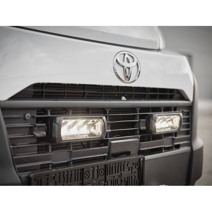 Zestaw dwóch lamp LAZER Triple-R 750 z systemem montażu w fabrycznym grillu - Toyota Proace Max (2023 - ) - ujęcie 3