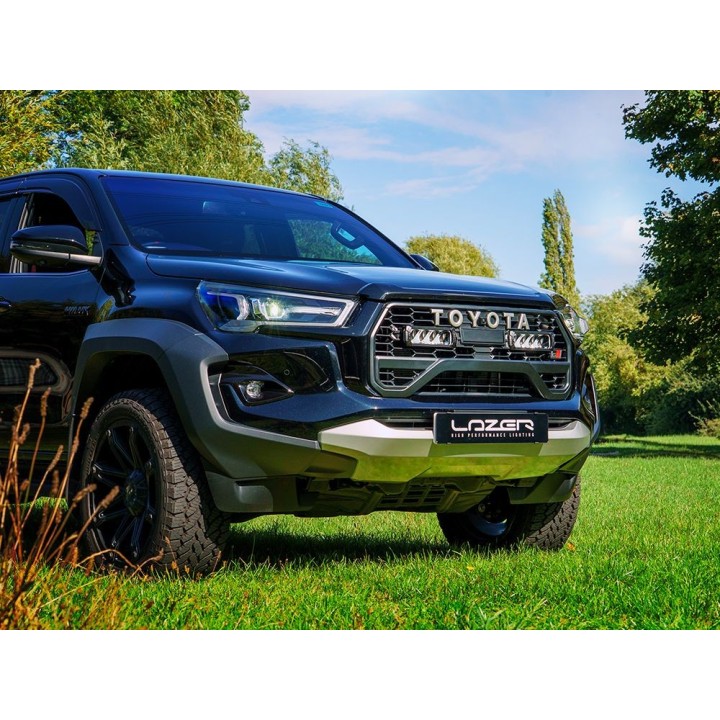 Zestaw dwóch lamp LAZER TRIPLE-R 750 BEACON (Gen2) z systemem montażu w fabrycznym grillu - Toyota Hilux GR Sport II - ujęcie 4