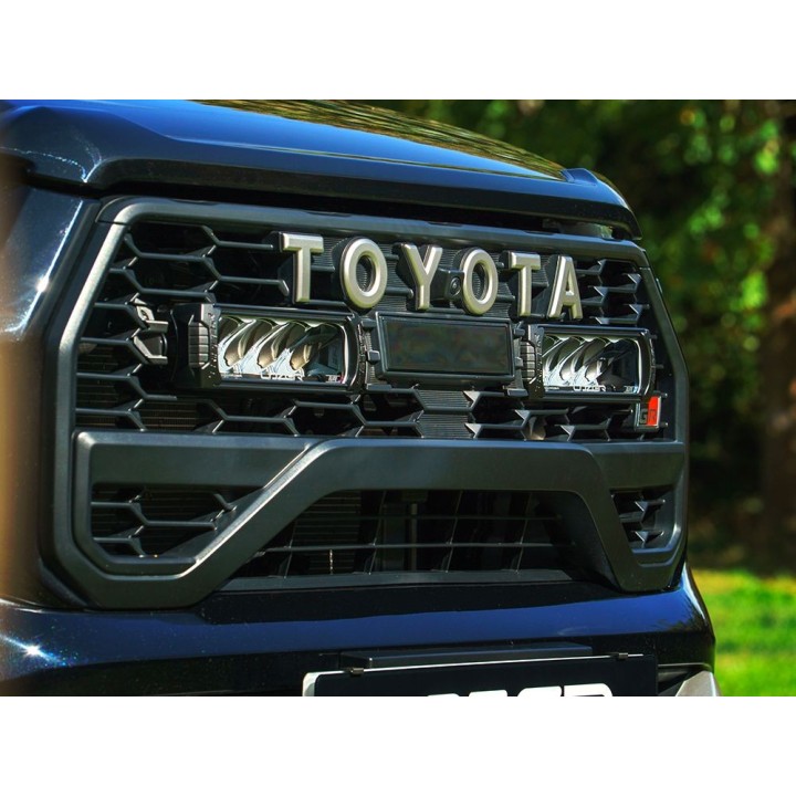 Zestaw dwóch lamp LAZER TRIPLE-R 750 BEACON (Gen2) z systemem montażu w fabrycznym grillu - Toyota Hilux GR Sport II - ujęcie 6