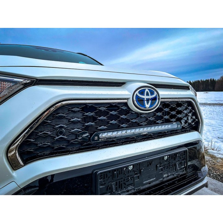 Zestaw lampy LAZER Linear 18 - z systemem montażu w fabrycznym grillu - Toyota RAV4 Plug-In (2020 -) - ujęcie 6