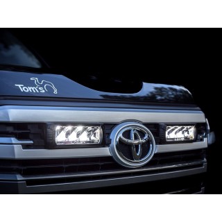Zestaw dwóch lamp LAZER TRIPLE-R 750 Elite (Gen2) z systemem montażu w fabrycznym grillu - Toyota Land Cruiser 300 (2021 -)