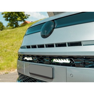 Zestaw dwóch lamp LAZER Linear 6 z systemem montażu w fabrycznym grillu - Volkswagen T7