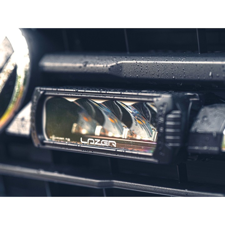 Zestaw dwóch lamp LAZER TRIPLE-R 750 (Gen2) z systemem montażu w fabrycznym grillu – VW AMAROK (2023 -) - ujęcie 4