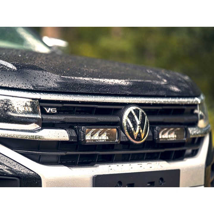 Zestaw dwóch lamp LAZER TRIPLE-R 750 (Gen2) z systemem montażu w fabrycznym grillu – VW AMAROK (2023 -) - ujęcie 6