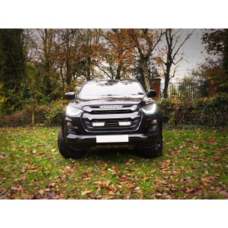 Zestaw dwóch lamp LAZER TRIPLE-R 750 Elite (Gen2) z systemem montażu w fabrycznym grillu - Isuzu D-Max (2023 -)