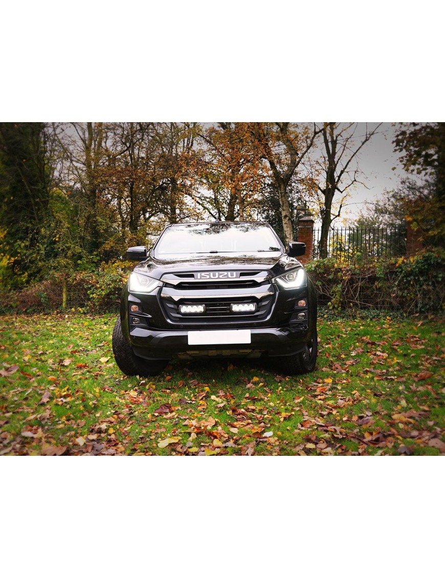 Zestaw dwóch lamp LAZER TRIPLE-R 750 Elite (Gen2) z systemem montażu w fabrycznym grillu - Isuzu D-Max (2023 -)