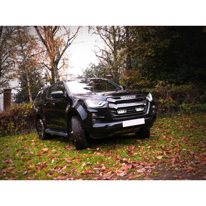 Zestaw dwóch lamp LAZER TRIPLE-R 750 Elite (Gen2) z systemem montażu w fabrycznym grillu - Isuzu D-Max (2023 -) - ujęcie 2