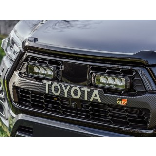 Zestaw dwóch lamp LAZER TRIPLE-R 750 Elite (Gen2) z systemem montażu w fabrycznym grillu - Toyota Hilux GR Sport (2022 - 2024))