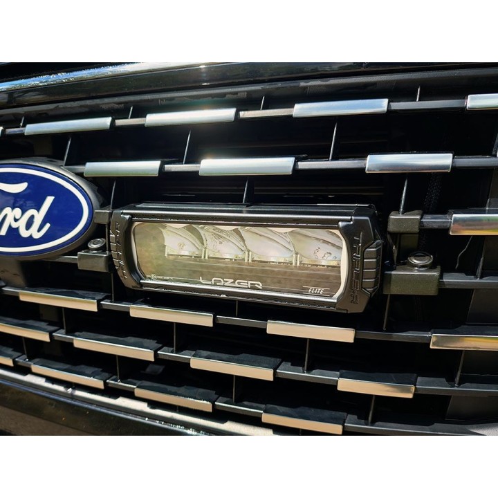 Zestaw dwóch lamp LAZER Triple-R 750 BEACON z systemem montażu w fabrycznym grillu - Ford Tourneo Custom (2024+) - ujęcie 4