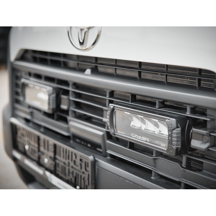 Zestaw dwóch lamp LAZER Triple-R 750 BEACON z systemem montażu w fabrycznym grillu - Toyota Proace Max (2023 -) - ujęcie 9