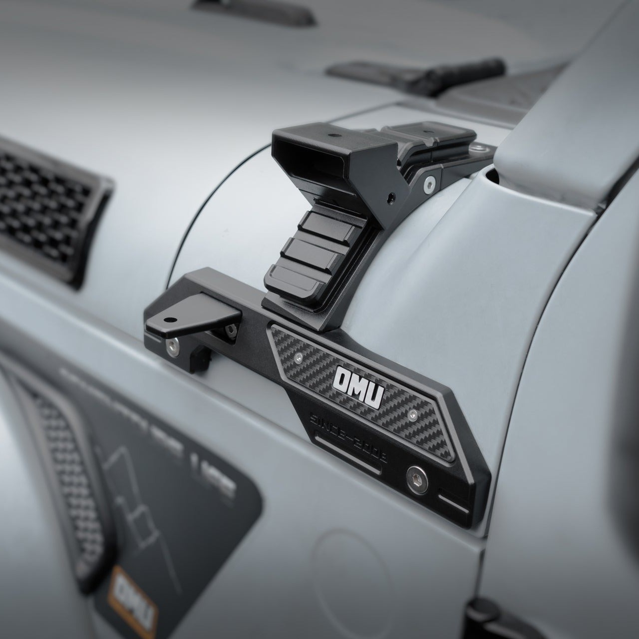 Mocowanie lamp OMU Genesis zamontowane na podszybiu Jeep Wrangler JL