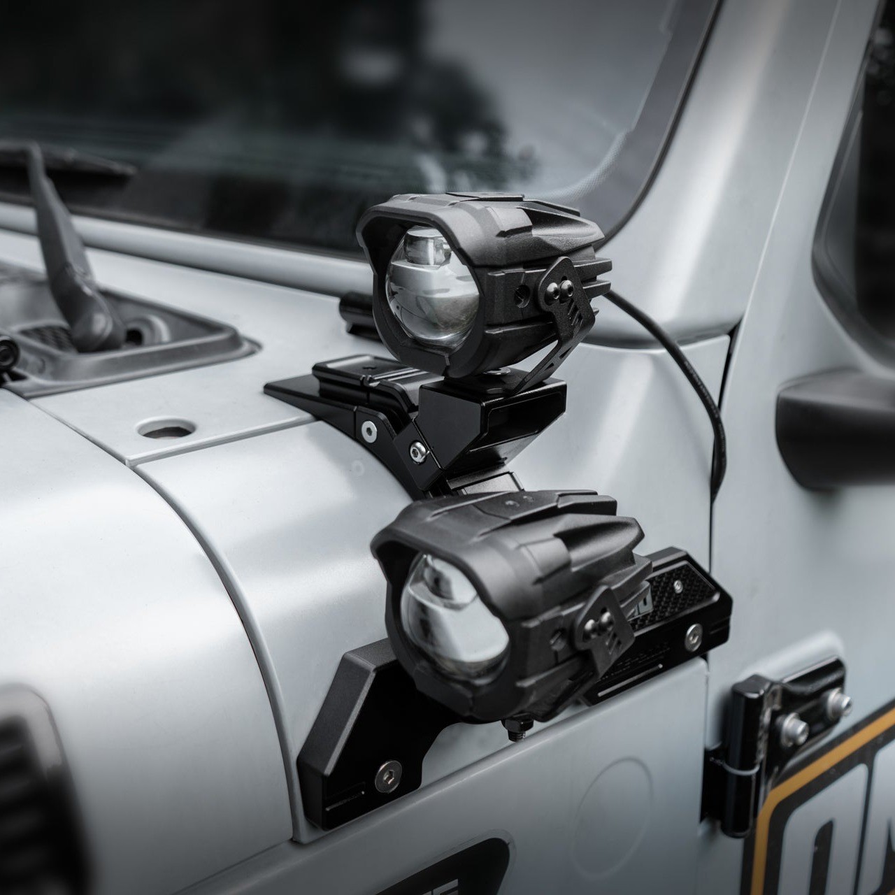 Mocowania lamp OMU na słupku A Jeep Wrangler JL z dwiema lampami