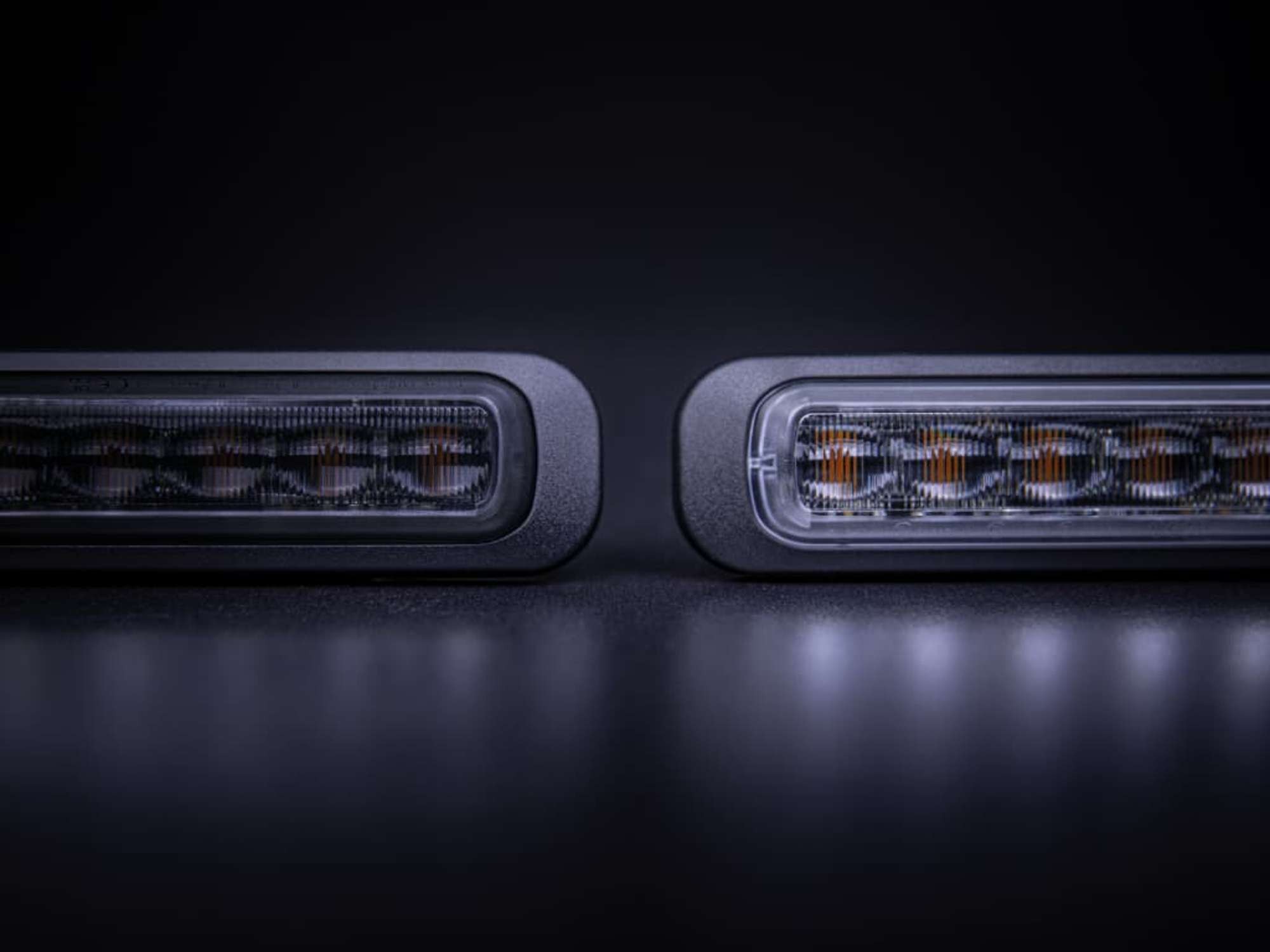 Dwie lampy Strands Dark Knight obok siebie — klosz przyciemniany i przezroczysty
