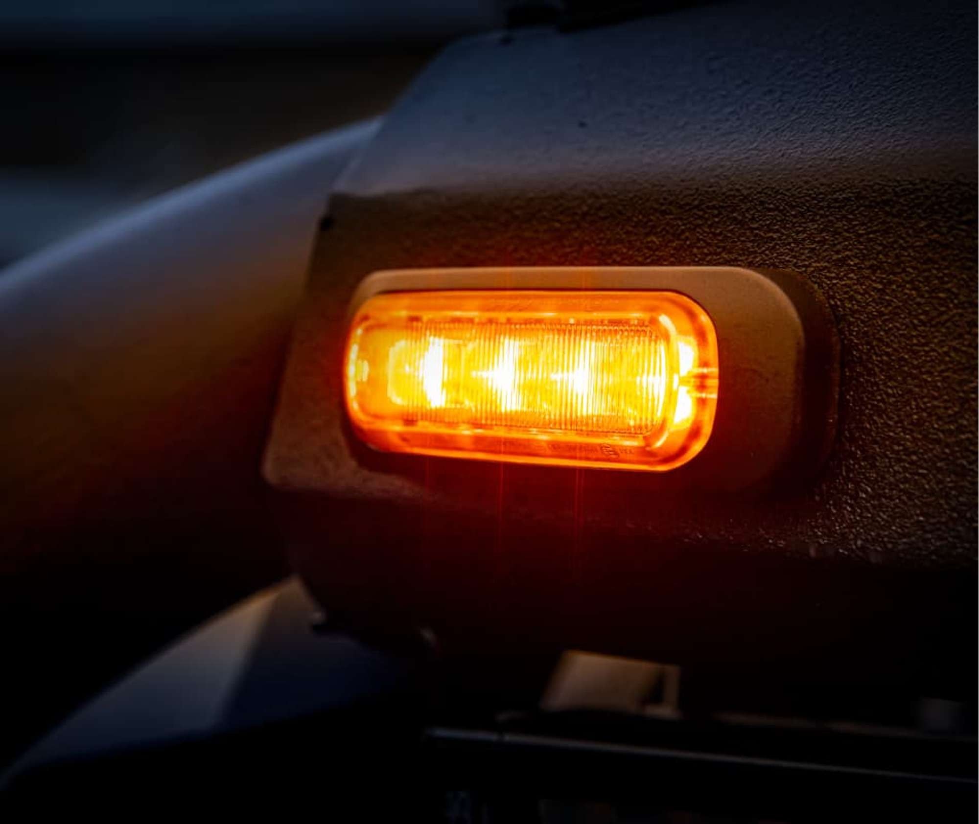 Lampa ostrzegawcza Strands Dark Knight w trakcie błysku, bursztynowa
