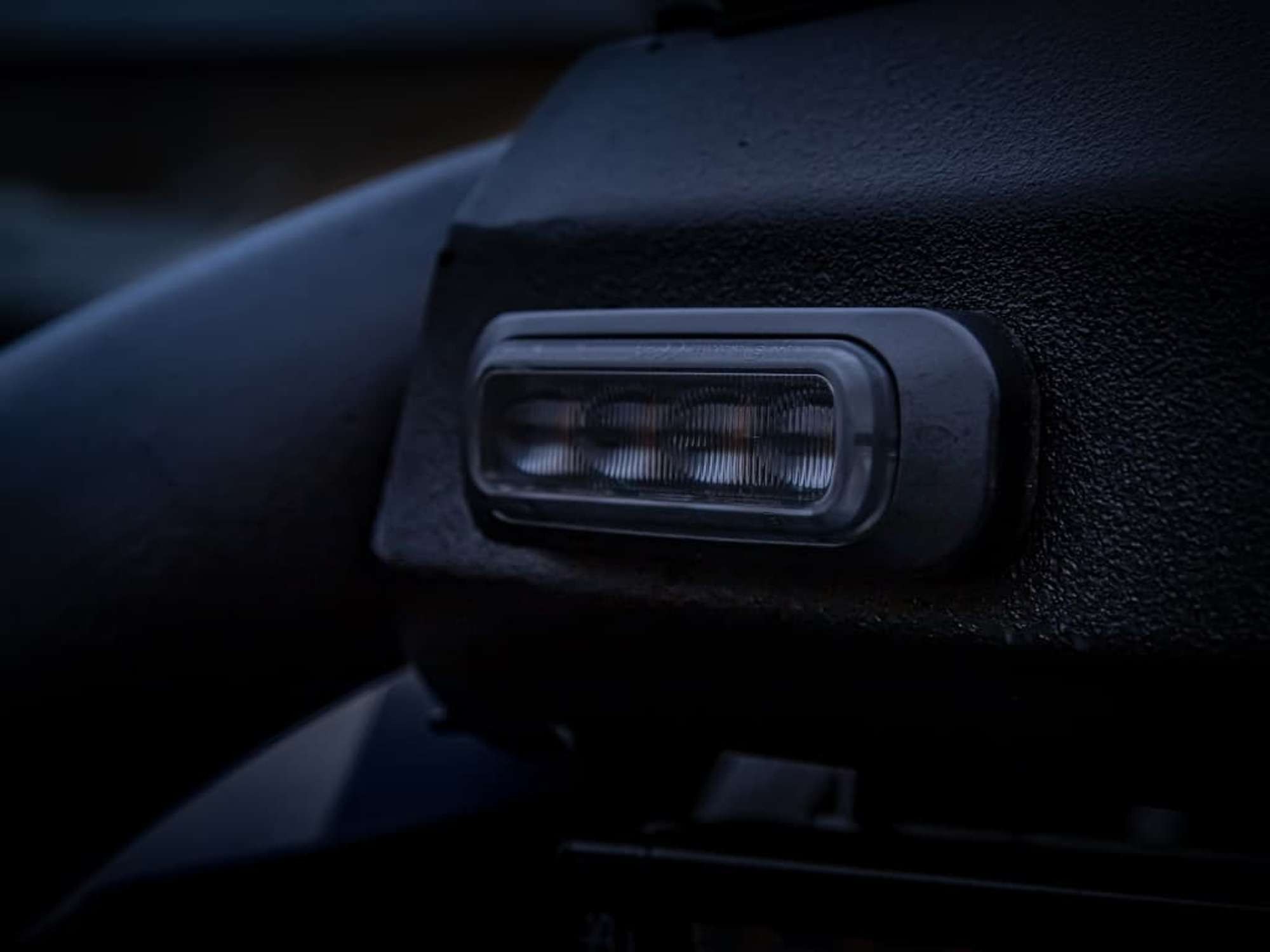 Lampa ostrzegawcza Strands Dark Knight zamontowana na narożniku zderzaka, wyłączona
