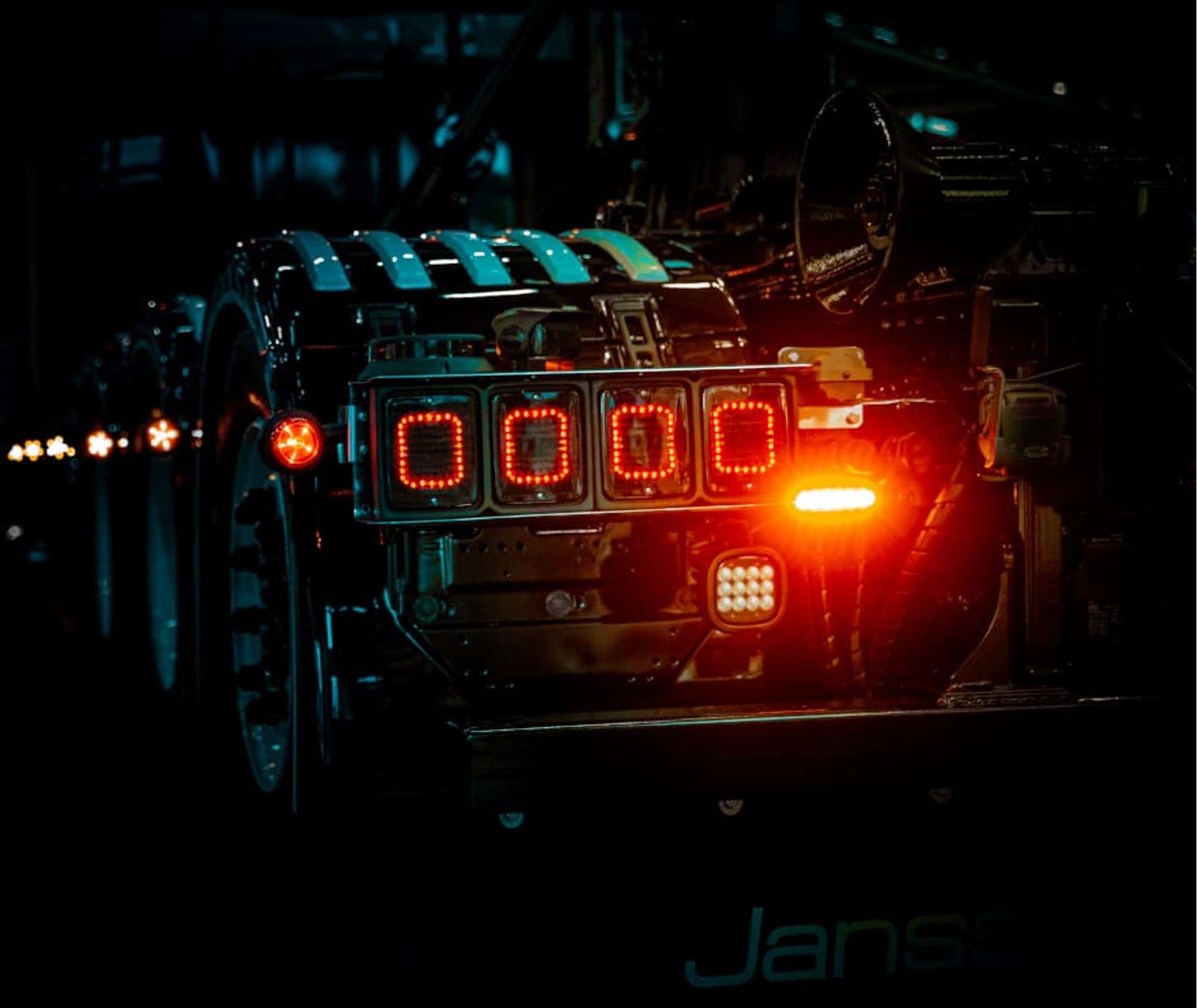 Bursztynowa lampa ostrzegawcza Strands Dark Knight na ciężarówce nocą