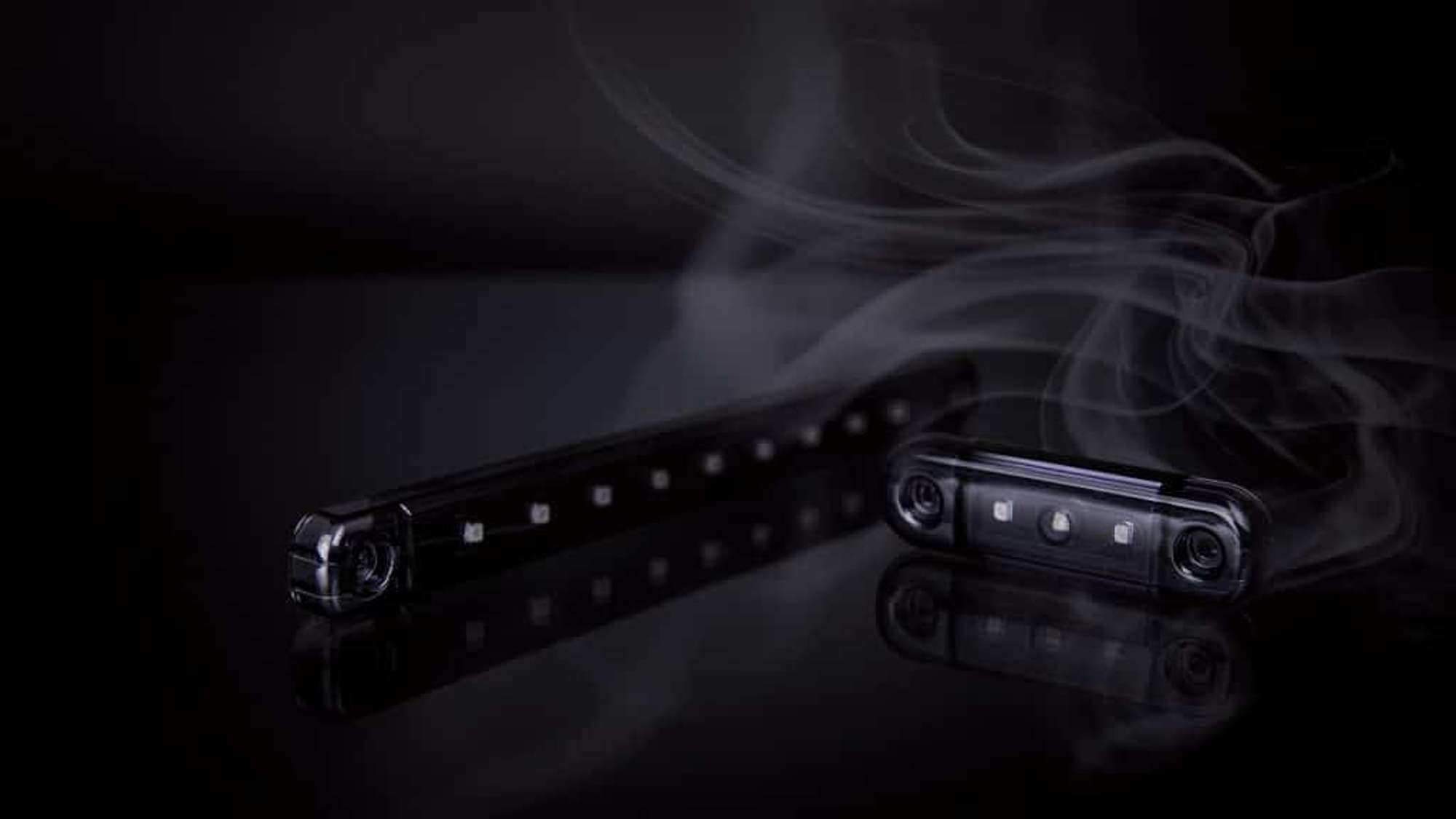Lampy z serii Strands Dark Knight Slim na ciemnym tle