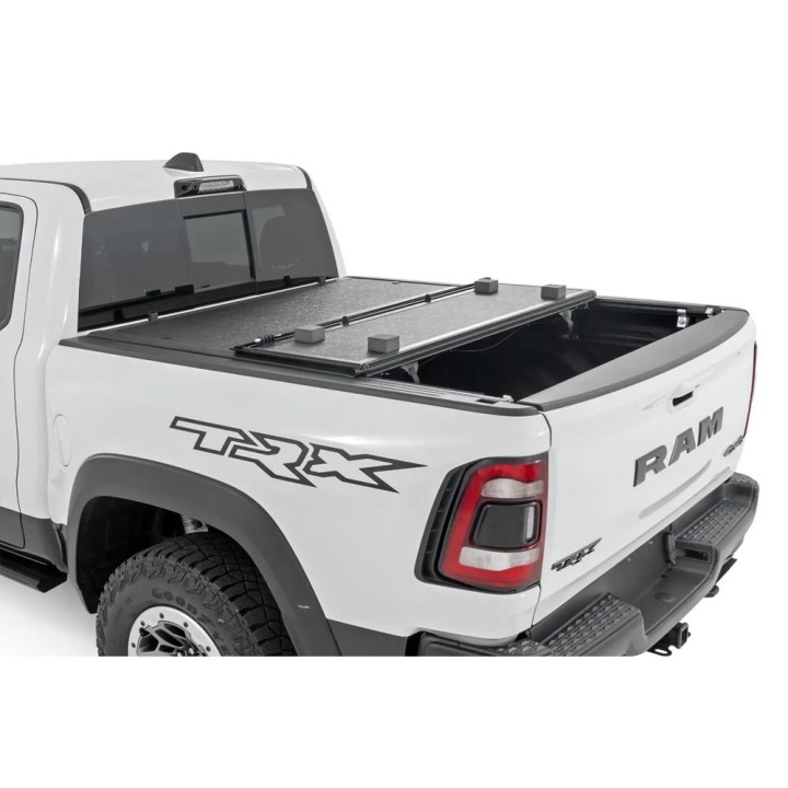 Twarda pokrywa paki tri-fold niski profil Rough Country 5'7" - ujęcie 3