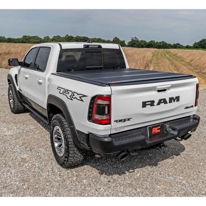 Twarda pokrywa paki tri-fold niski profil Rough Country 5'7" - ujęcie 6