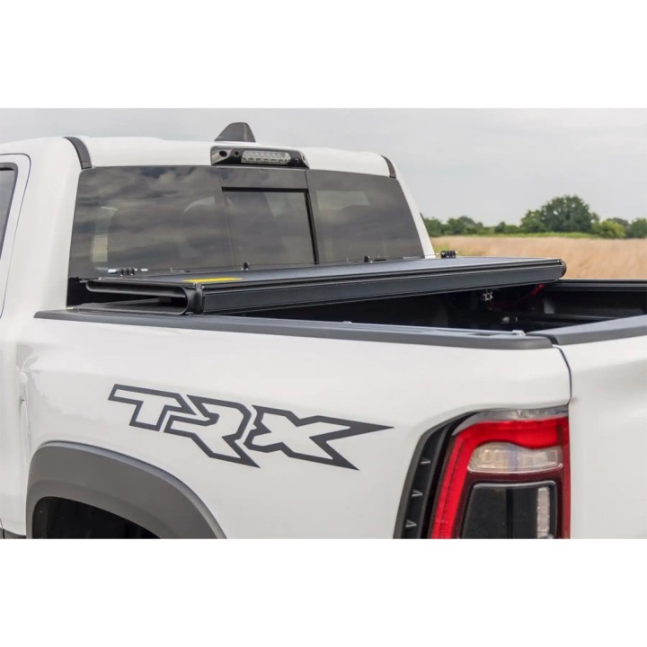 Twarda pokrywa paki tri-fold niski profil Rough Country 5'7" - ujęcie 10