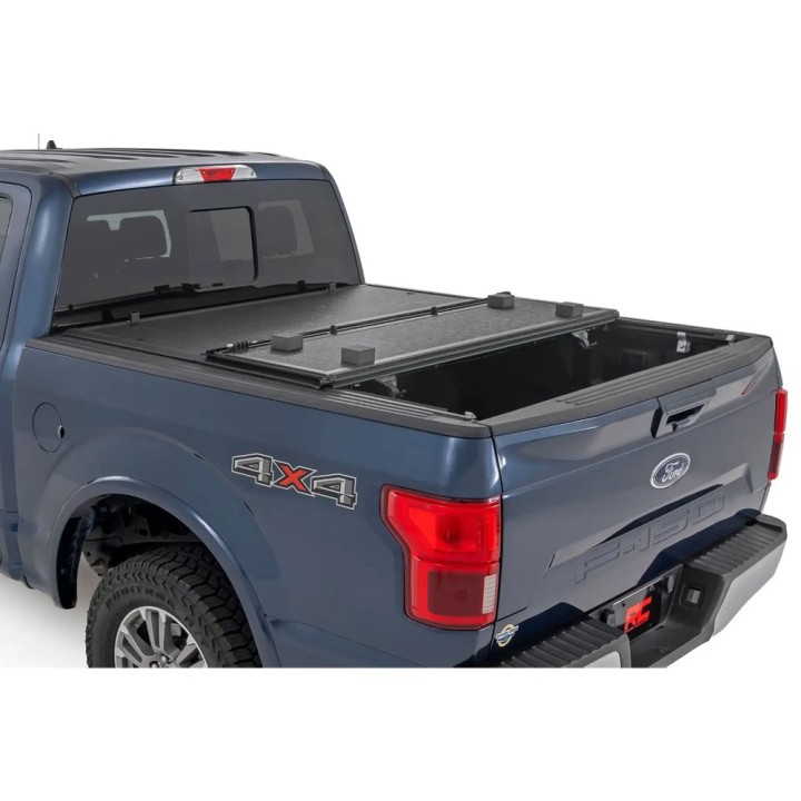 Twarda pokrywa paki tri-fold niski profil Rough Country 5'7" - ujęcie 3