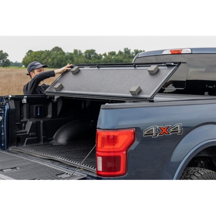 Twarda pokrywa paki tri-fold niski profil Rough Country 5'7" - ujęcie 7