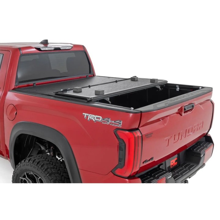 Twarda pokrywa paki tri-fold niski profil Rough Country 5'7" - ujęcie 3