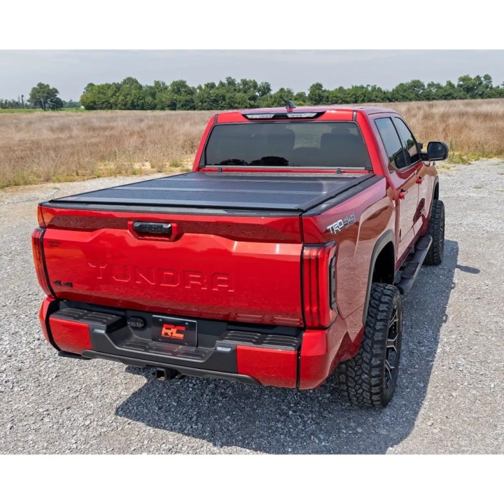Twarda pokrywa paki tri-fold niski profil Rough Country 5'7" - ujęcie 10