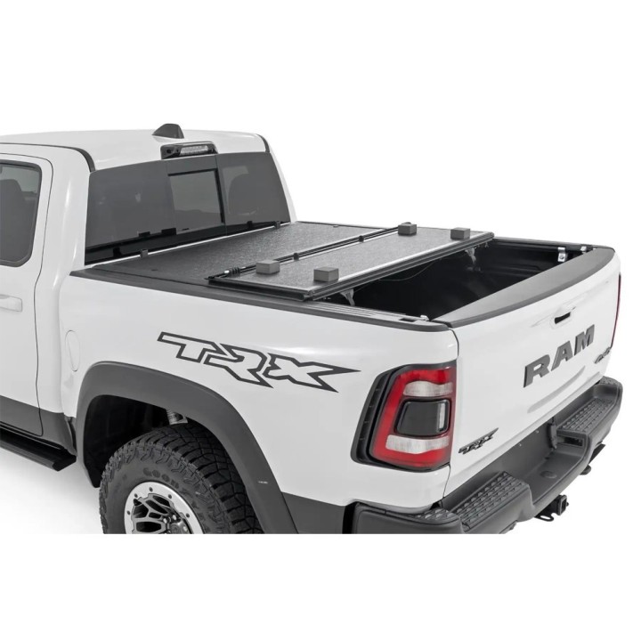 Twarda pokrywa paki tri-fold niski profil Rough Country 6'4" - ujęcie 3