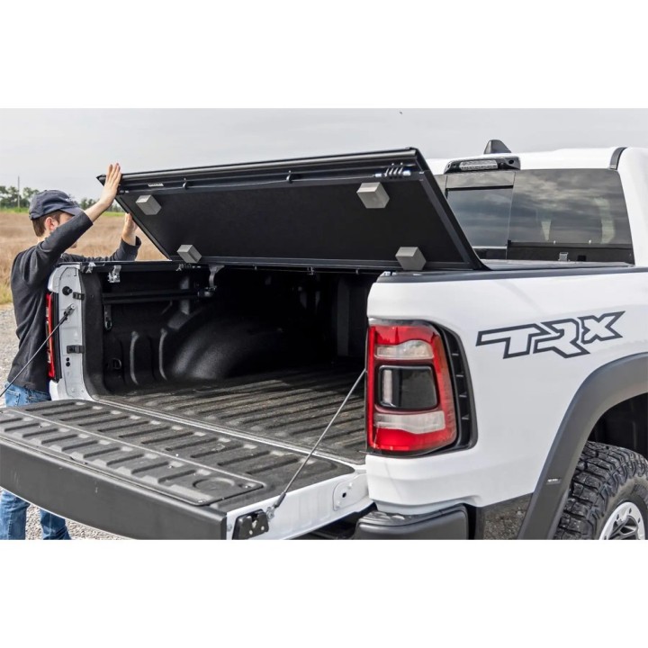 Twarda pokrywa paki tri-fold niski profil Rough Country 6'4" - ujęcie 7