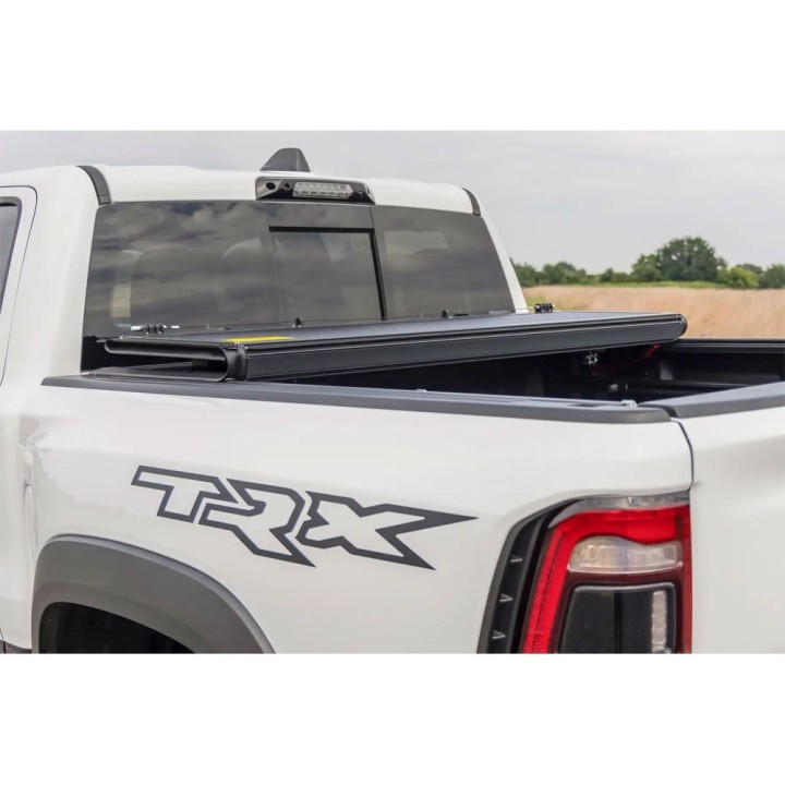 Twarda pokrywa paki tri-fold niski profil Rough Country 6'4" - ujęcie 10