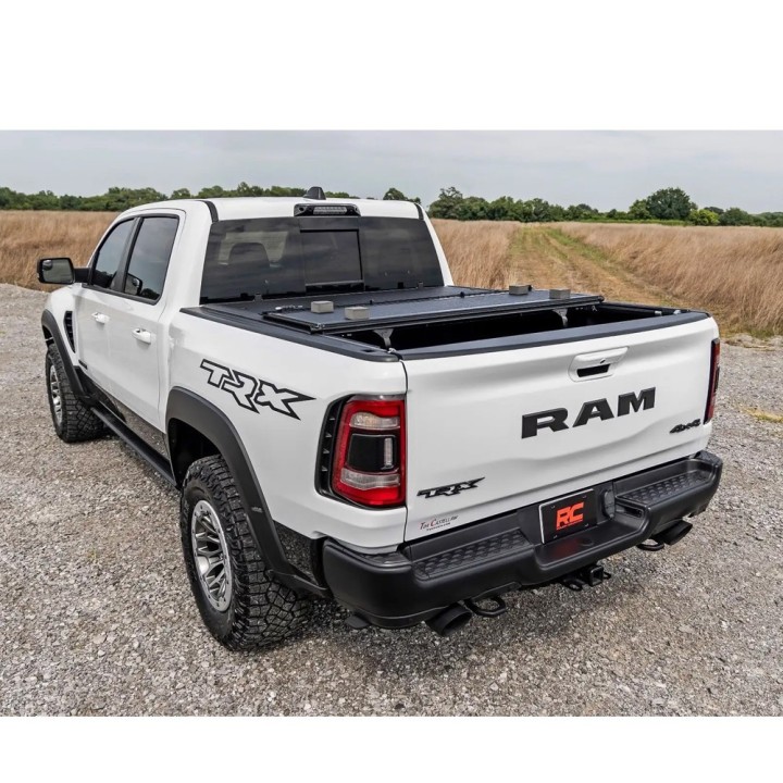 Twarda pokrywa paki tri-fold niski profil Rough Country 6'4" - ujęcie 13