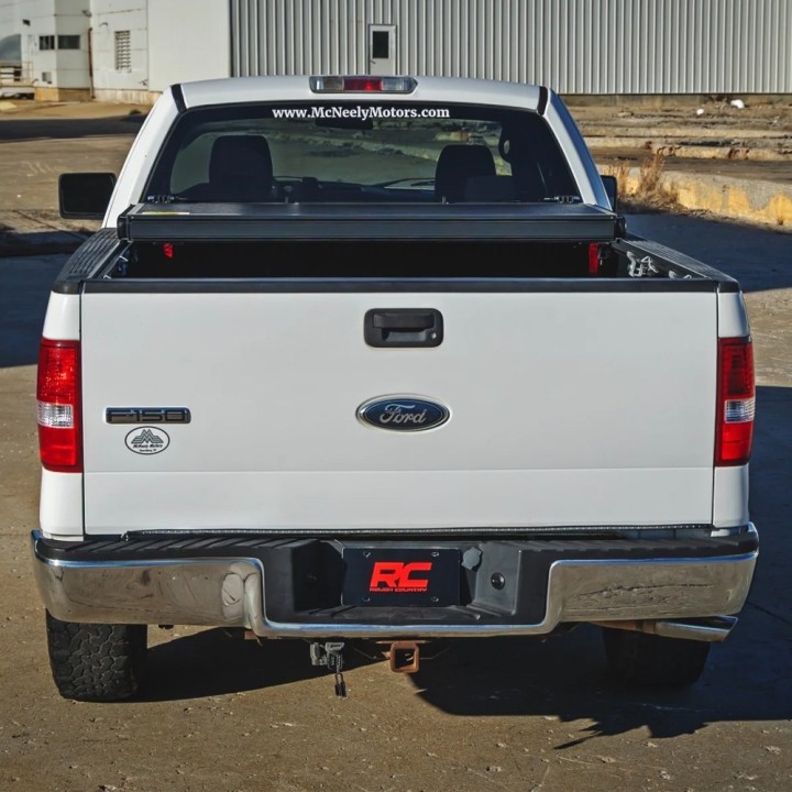 Twarda pokrywa paki tri-fold niski profil Rough Country 6'7" - ujęcie 9