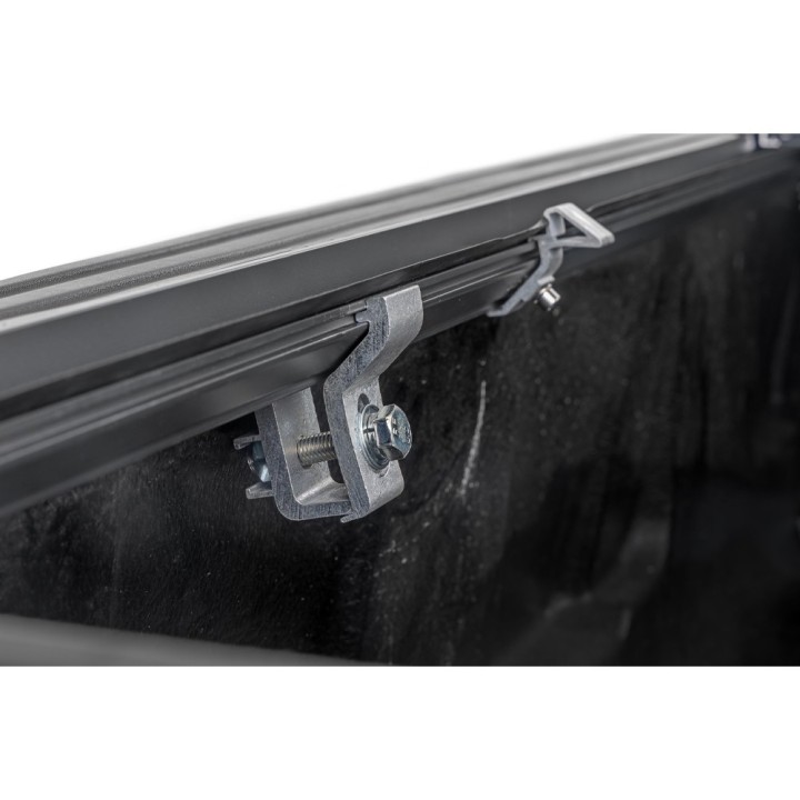 Twarda pokrywa paki tri-fold niski profil Rough Country 5'7" - ujęcie 12