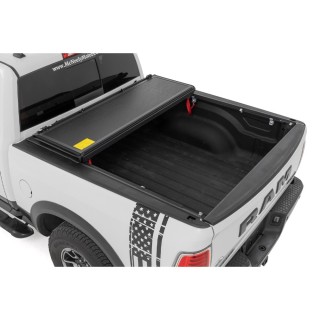 Twarda pokrywa paki tri-fold niski profil Rough Country 5'7" - ujęcie 2