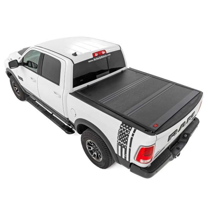 Twarda pokrywa paki tri-fold niski profil Rough Country 5'7" - ujęcie 3