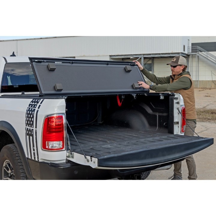 Twarda pokrywa paki tri-fold niski profil Rough Country 5'7" - ujęcie 6