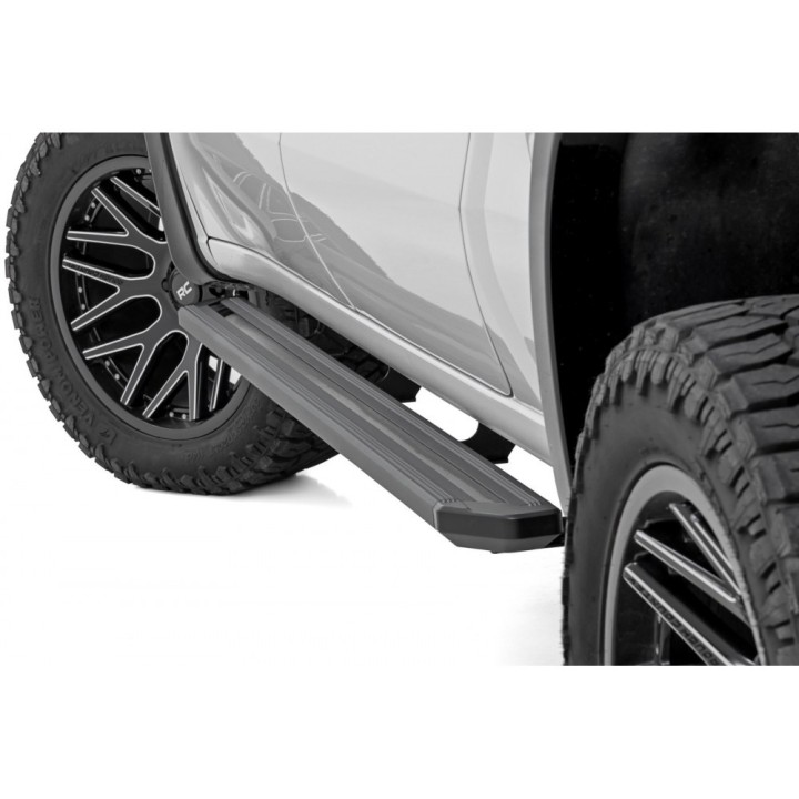 Progi, stopnie boczne Rough Country Multi-Color LED CrewMax