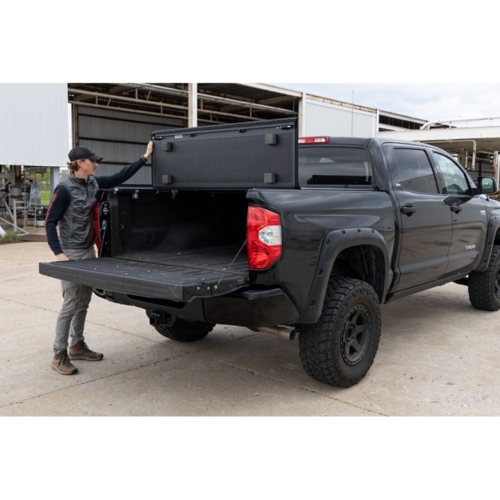 Twarda pokrywa paki tri-fold niski profil Rough Country 5'7" - ujęcie 10