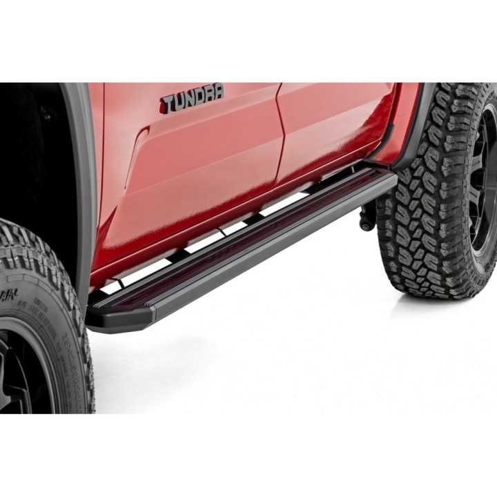 Progi, stopnie boczne Rough Country Multi-Color LED CrewMax - ujęcie 3