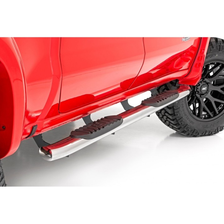Progi, stopnie boczne srebrne Rough Country Oval Nerf Steps Crew Cab - ujęcie 3