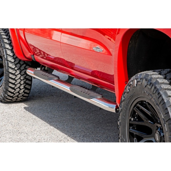 Progi, stopnie boczne srebrne Rough Country Oval Nerf Steps Crew Cab - ujęcie 6