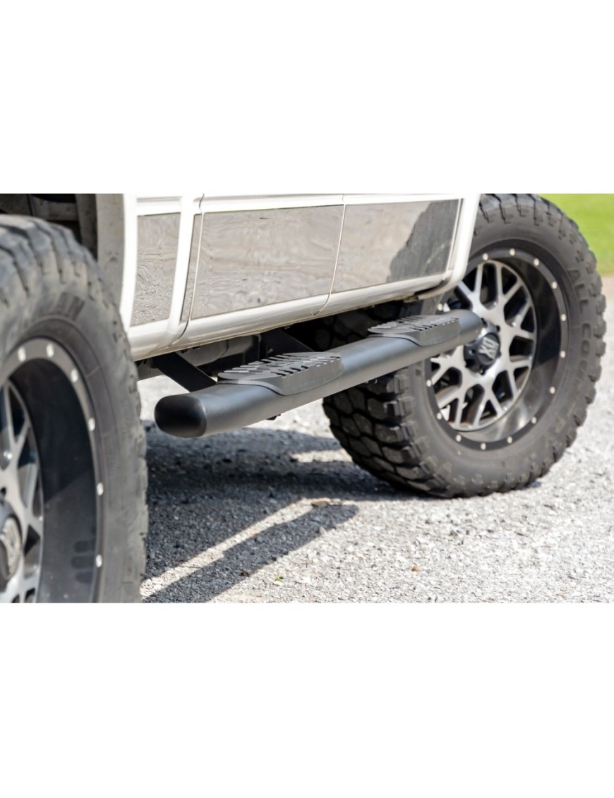 Progi, stopnie boczne czarne Rough Country Oval Nerf Steps Crew Cab