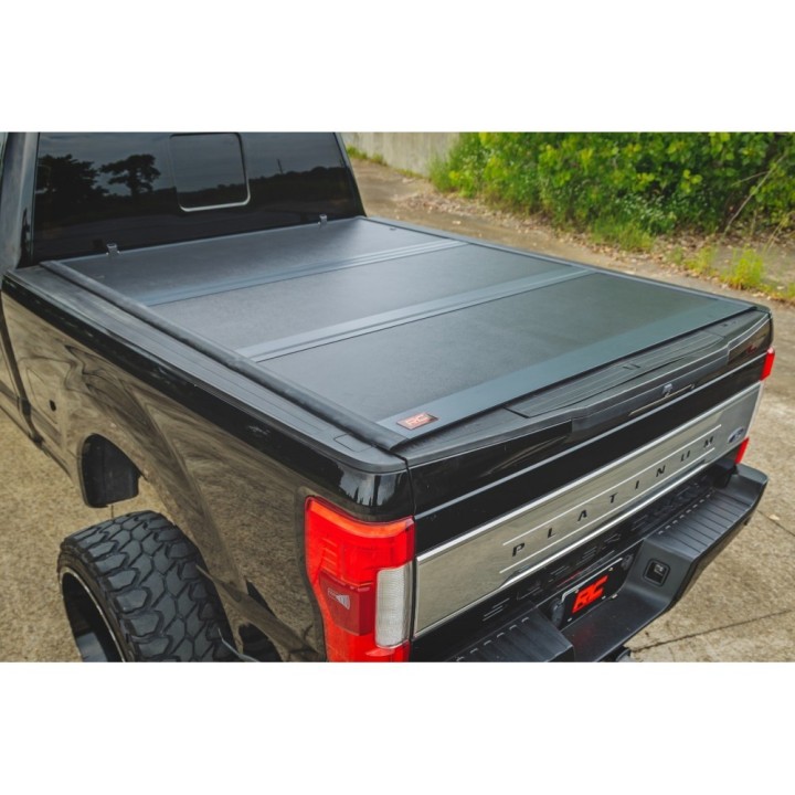 Twarda pokrywa paki tri-fold niski profil Rough Country 6'10" - ujęcie 5