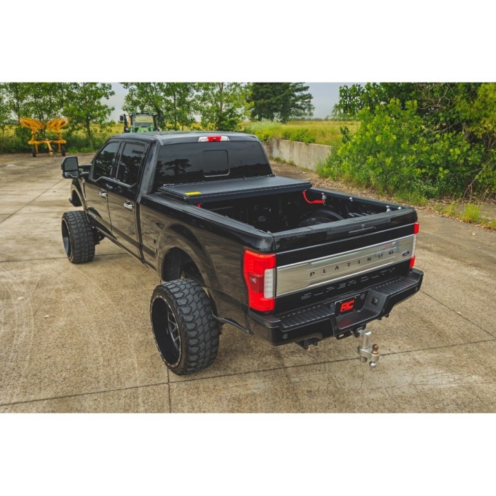 Twarda pokrywa paki tri-fold niski profil Rough Country 6'10" - ujęcie 6