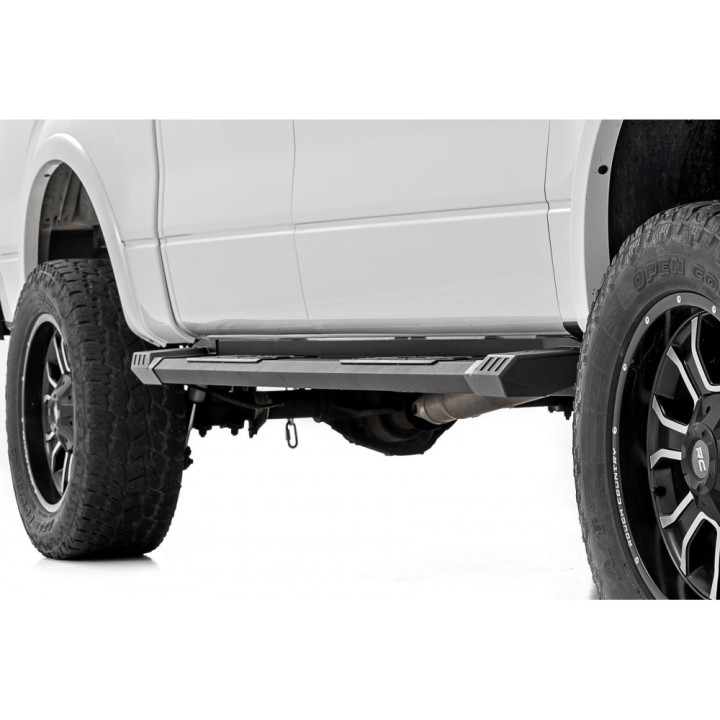 Progi, stopnie boczne aluminiowe Rough Country HD2 SuperCrew Cab - ujęcie 3