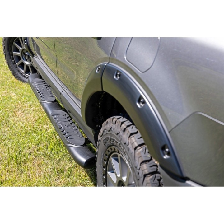 Progi, stopnie boczne czarne Rough Country Oval Nerf Steps - ujęcie 5