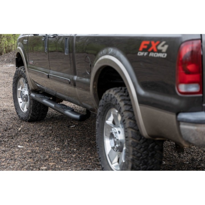 Progi, stopnie boczne czarne Rough Country Oval Nerf Steps Crew Cab - ujęcie 5