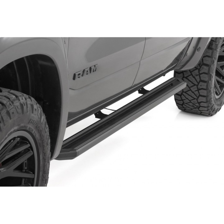 Progi, stopnie boczne Rough Country Multi-Color LED Crew Cab - ujęcie 5