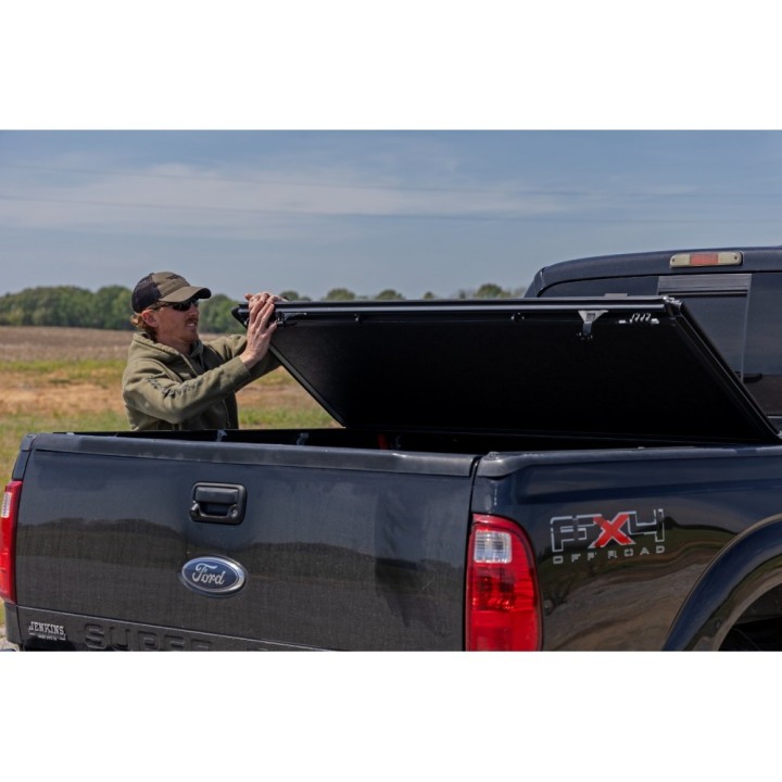 Twarda pokrywa paki tri-fold niski profil Rough Country 6'10" - ujęcie 5